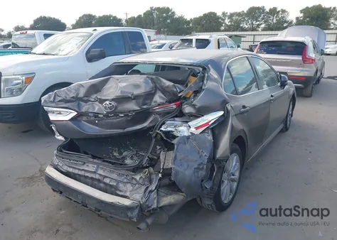 2018 Toyota Camry Le z USA, uszkodzony, nr VIN 4T1B11HK3JU582652